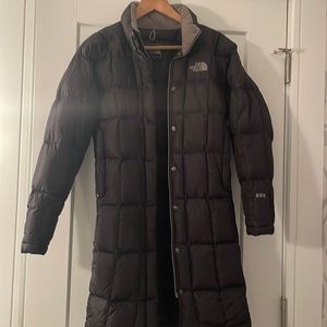 The North Face down coat, size xs. Black with detachable hood.